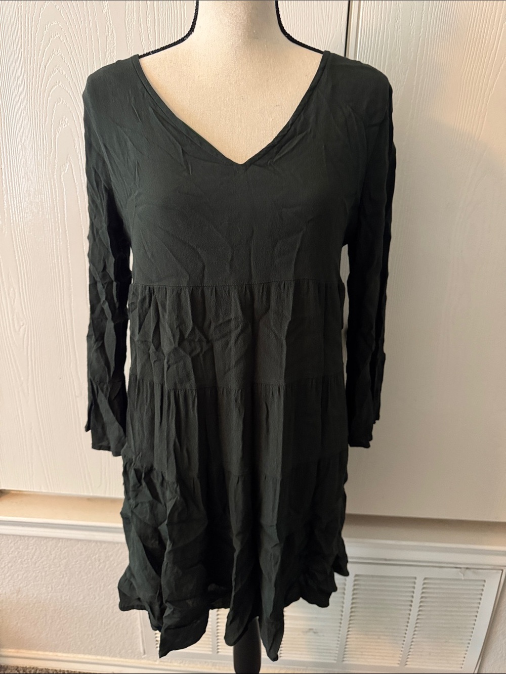 Women's dark green V-Neck Tiered Long-Sleeve Dress